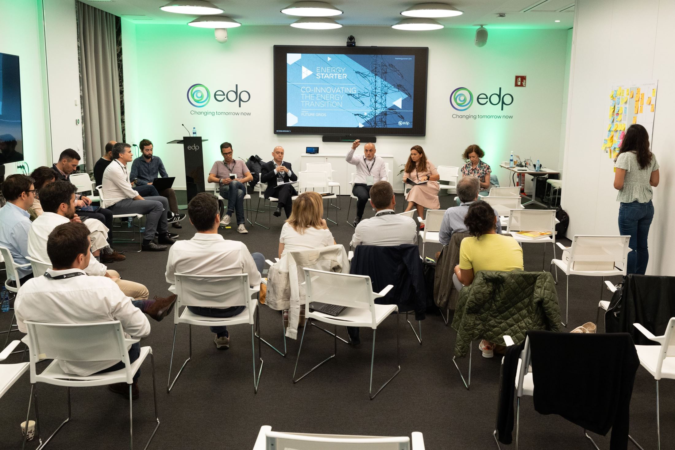 Una reunión del personal de EDP y Future Grids durante la anterior edición del programa Energy Starter