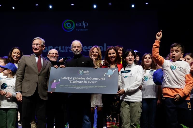 El colegio CEIP Europa de Dos Hermanas, ganador del certamen, celebra el premio